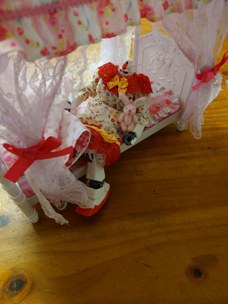 ただのベットから立つより、パジャマ着てお姫様ベッドからの方が面白いと思い用意しました。お気に入りはピンクのウサギちゃん😊