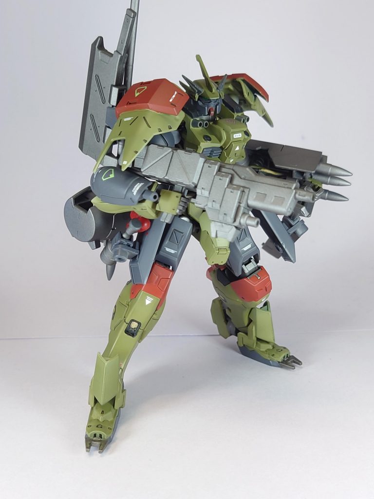 武装紹介その1…ヘビーマシンガン、スパイクシールド、腕部100mm機関砲、胸部80mm連装砲また爪先にはクローが付いている為、蹴りによる格闘戦にも対応しています