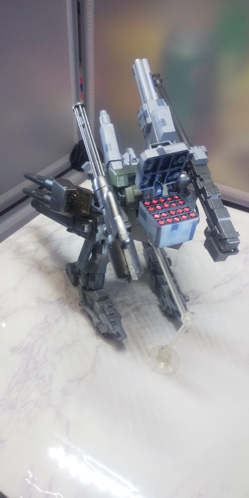 作るのが一番めんどくさかった部分。ボールデンアームズのミサイルポッドみたいなのを合わせて、回りをプラ板でおおって、ZZの腕間接で開閉ギミック仕込んで、開閉ギミック仕込んだせいで中に弾装填しなきゃ説得力ないし、その弾のために赤いランナーを同じ長さで用意しなきゃならんしそもそも穴にランナー入んねえし散々でした。と言うかミノフスキー粒子下でミサイルのホーミングってどうだっけって考えましたが、それ以上考えると脳がパンクするので考えるのをやめました。
