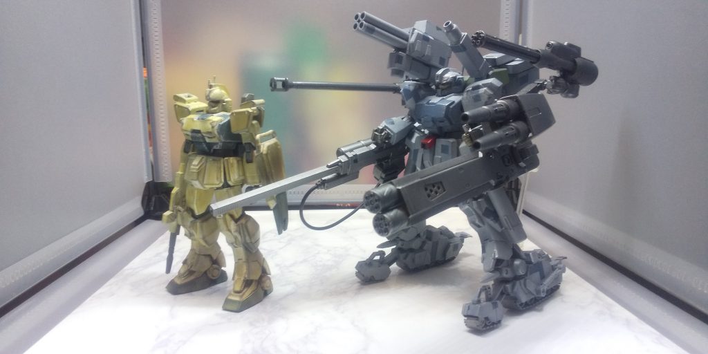 普通のEz-8と。並べると分かる殺意のマシマシ具合。ジオンを絶対にぶちころがすと言う鋼の意思を感じますね。