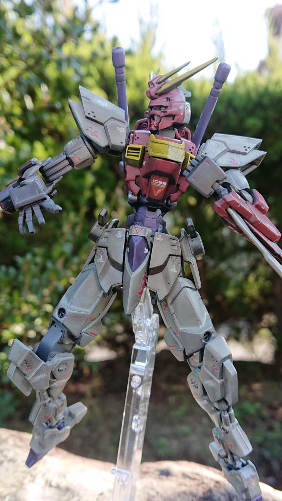 今回は近接戦闘機体なのでかなり動ける仕組みにしましたが色を塗ってしまったら動かすことで色が剥げてしまわないか怖いですね😱。あまり動きないですね😥。