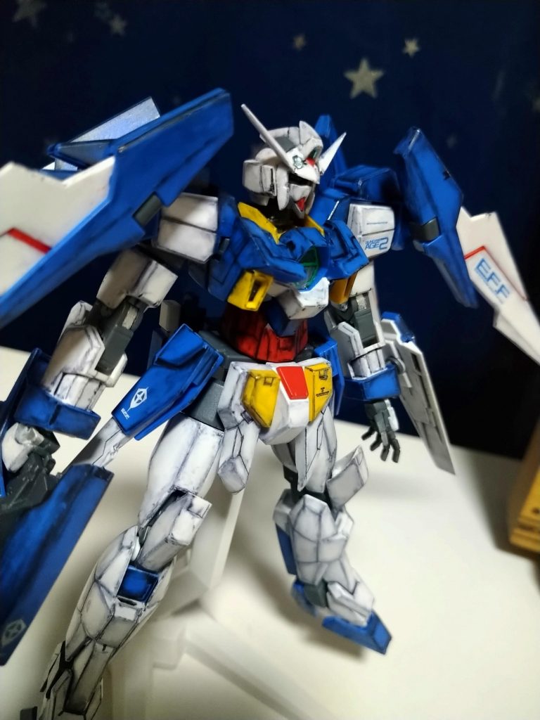 頭部はアンテナと頬当を削り、ひさしの部分が丸いのが気になったので溶かしランナーを盛って尖らせてます小顔を目指して左右を削っていたらダクトまで削れてしまったので、これも溶かしランナーで整形し、都合ダクトは半分の厚さになりました