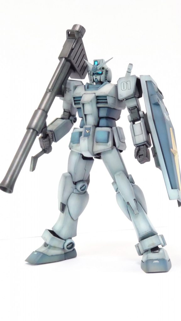 バズーカは他とは質感を変えて金属の斑を基本塗装後にエナメル塗料で表現してます。ツインアイやセンサー部はGXホワイトシルバーを下地にクリアブルーを重ねてます。