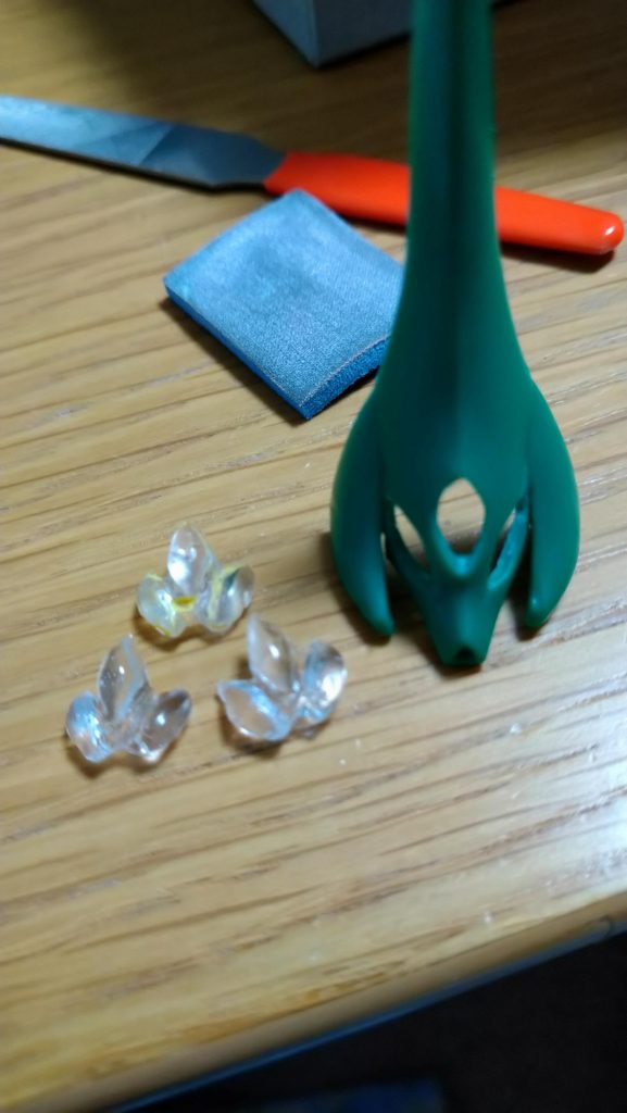 今思えば、全部くり抜かなくても、光る部分だけスリットにしても良かったのではないかと。くり抜いたからこそ立体的になったんだけど、しんどかったw