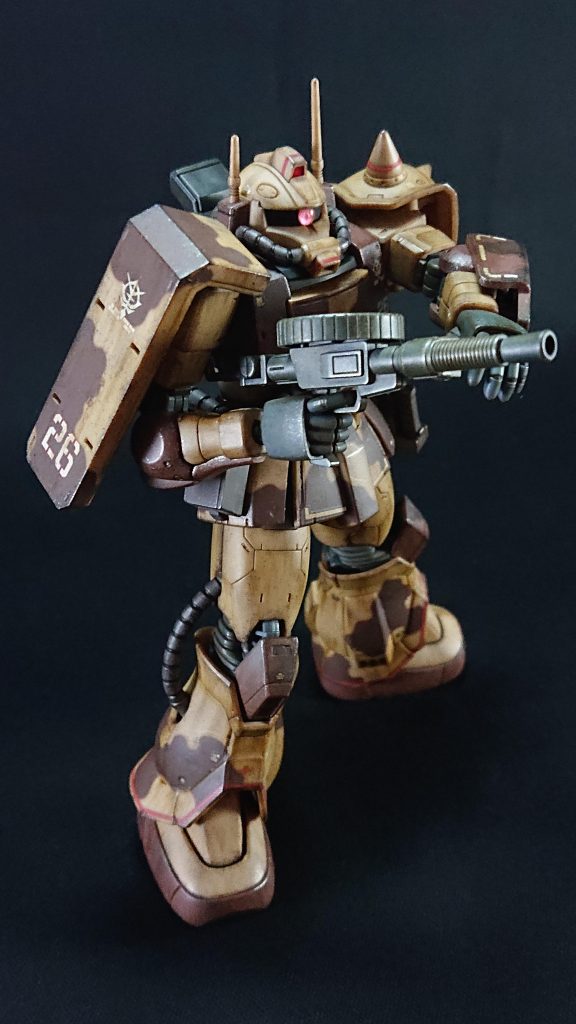 1/144のスケール感に即したウェザリングをしたつもりですが、 チッピングが細か過ぎるなど、ウェザリングが写真ではいまいち伝わりにくいです。あと、ザクハーフキャノンを製作した時にも感じたのですが、普段ウェザリングにはブラウン系の塗料を使用することが多いため、ブラウン系機体では色かぶりをしてしまうので、この機体色での魅せるウェザリングは以外と難しいです。