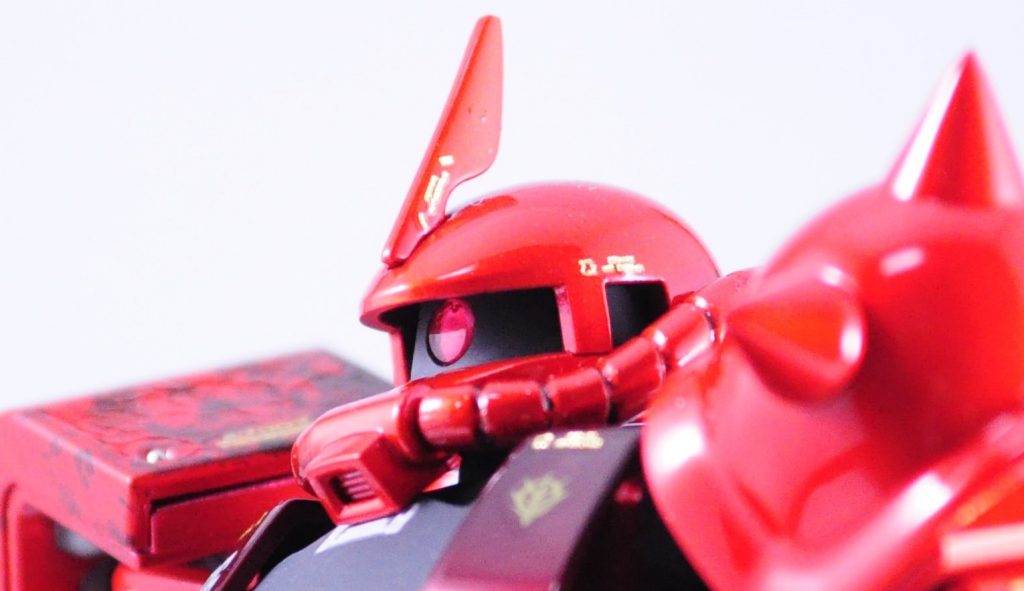 モノアイはHDパーツのサイトレンズ埋め込んでます。光を拾うように裏側はシルバー。全体はクリアピンクで色濃く。