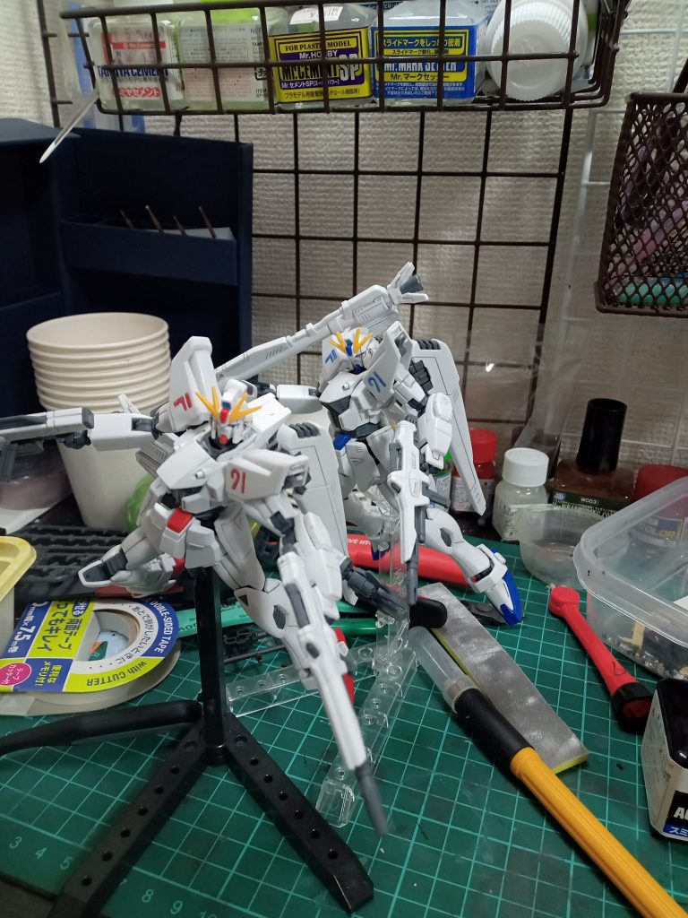 漫画を読めてないので、個人的に解釈です…赤が1号機でスピードで撹乱しつつ、青の2号機でビームバズーカを当てるイメージで装備を持たせてます!