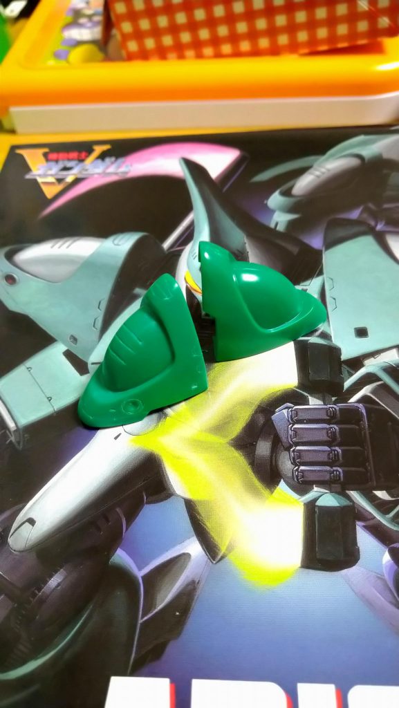 ショルダーアーマーも、何も無いところからコツコツと。これが初の筋彫りです。むずい!