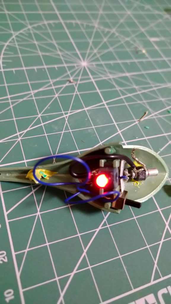 電飾部分頭部パーツに電池、スイッチ全てぶち込みましたw電池は交換できるように抜き差し可能にしてあります。こんなちっちゃな電池が有るなんて、いい世の中になったなー