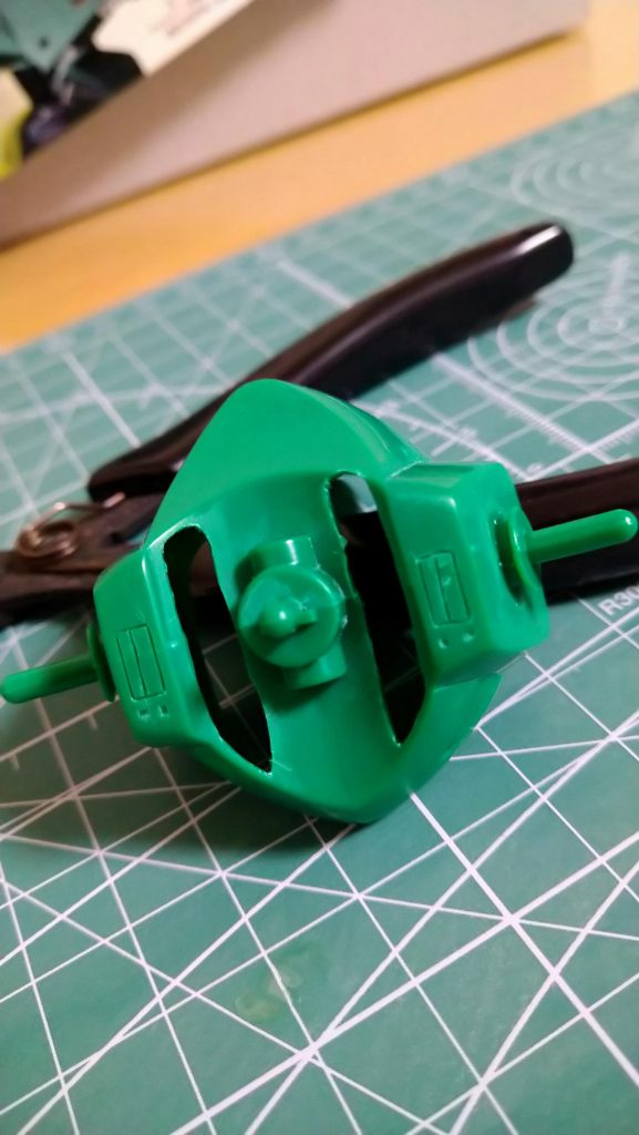 首周りは、穴を開けた後に、プラ板とパテで底を作って、立体的に。