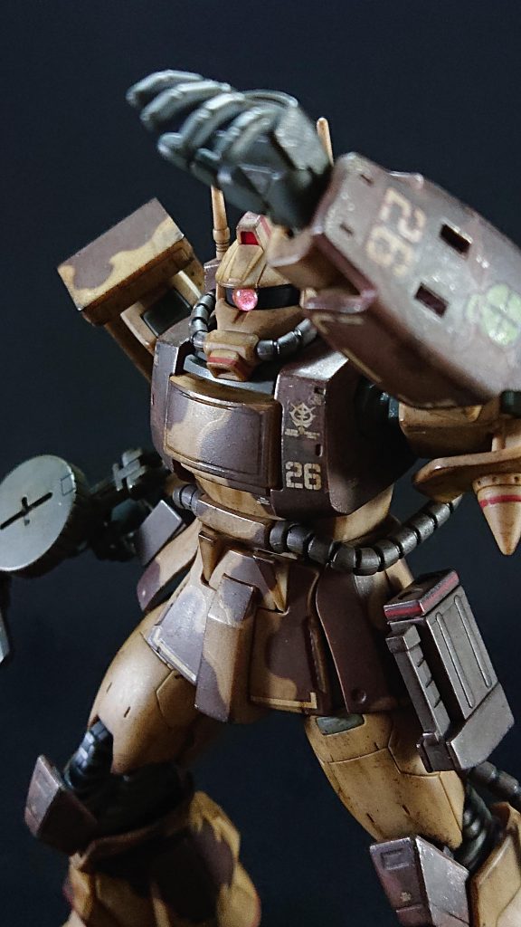 今後、このキット及び以前に製作したザクハーフキャノンを使用して、砂漠のジオラマを製作する予定です。今は全体的に少しオイリッシュな仕上がりになっていますが、ジオラマ製作時には砂汚れを足していくつもりです。