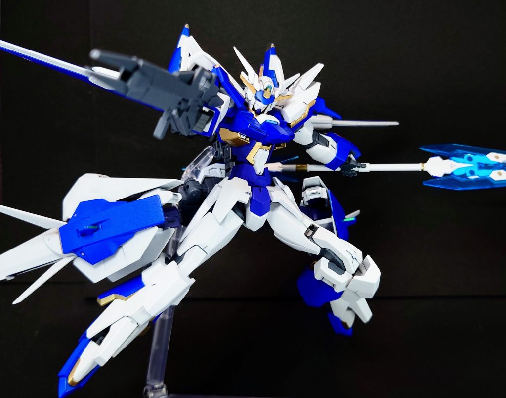 取り回しやすい武装としてGNビームライフル、GNビットランスがあります。腕部のビームサーベルも使えます。