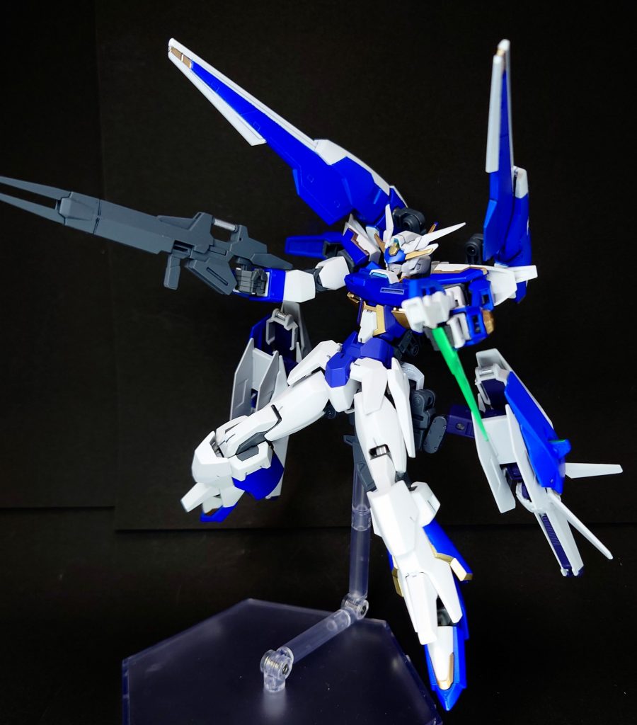 背部バインダーはGNキャノンとして使用可能。グラビカルアンテナとしてGNフィールドのコントロールにも使用します。