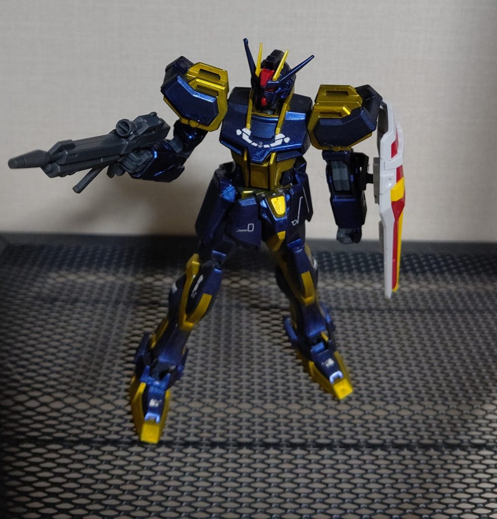 ビームライフルとシールド装備素体にはアンテナのフラッグ切除とフロントアーマーの左右独立化の改造をしてあります