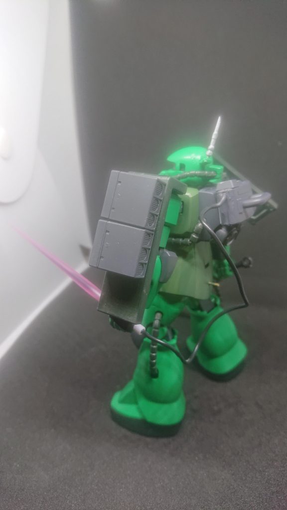 サーベルは無理矢理使っている設定なので、補助ジェネレータに有線接続です。