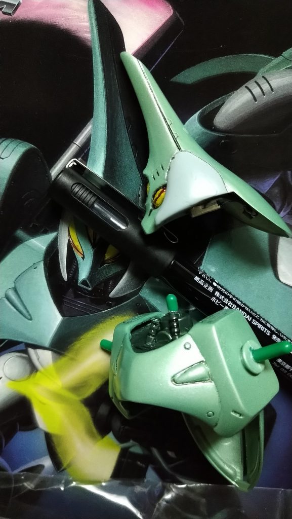 ほとんど隠れるけど、首のとこにプラ棒で作った動力パイプを