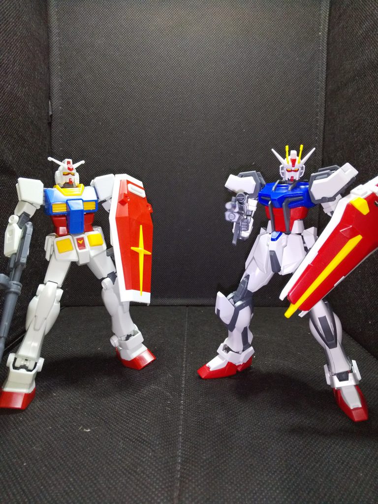 前作のEGのRX78とツーショット。子供が作ったストライクが思っていた以上にカッコ良かったですね。ストライクは作った事がないので、作りたくなりました…(笑)