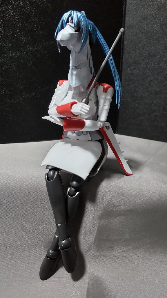 リン子さんのオリジナルパーツとして、座る時のスカートがあるので、それを利用して、段差に座らせるという事ができます。