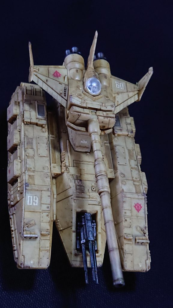 デカールは余っているガンダムデカールを適切な位置に控えめに貼りました。ブラウン系のほぼ単色のキットを撮影するはけっこう難しく、ライティングが悪いのか自動でカメラの補正がかかり、この写真のように少し色味が変わってしまうことがありました。