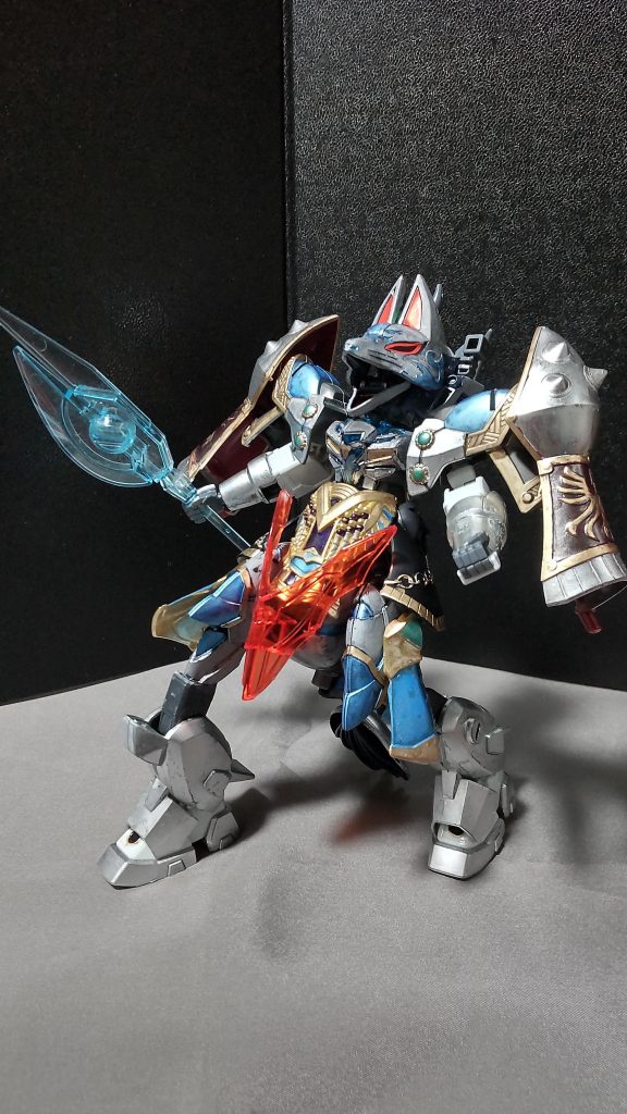 頭部の狐の口は開閉状態が調整できますので、写真のような遠吠えをあげるポーズが取れます。