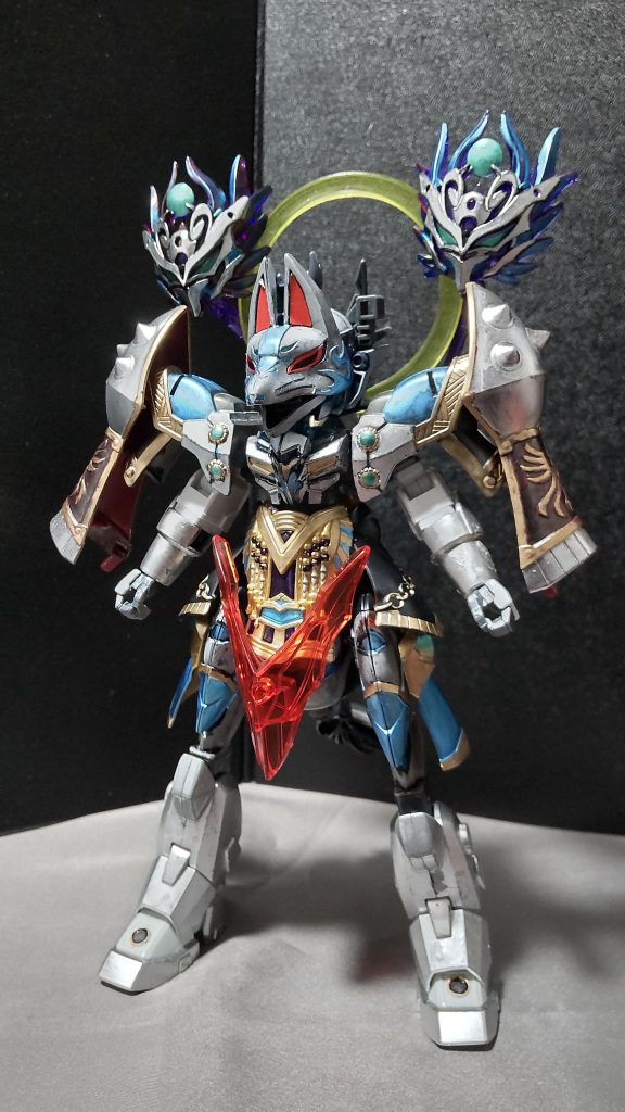 ○月光輪展開形態銀狐は月のシンボルと云われているらしいので、ネオジオングのサイコシェード(小)のを付けてそれっぽく再現してみました。因みにダークマスクがありますが、これは窮奇が銀狐様の力を奪おうとダークマスクを使ったのだが、逆に取り込まれ、更には浄化もされ、自身の力を高めるための法具にされてしまうという情けないオチが付いている。