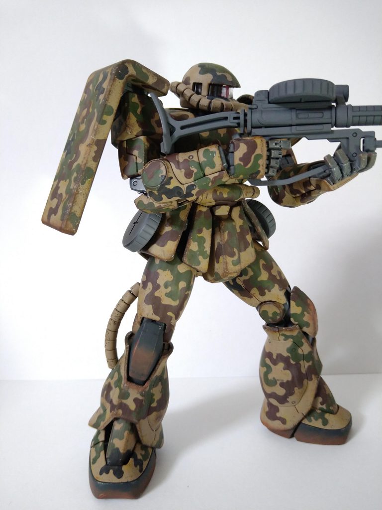 射撃シーン。やっぱりザクにはマシンガンがよく似合います!