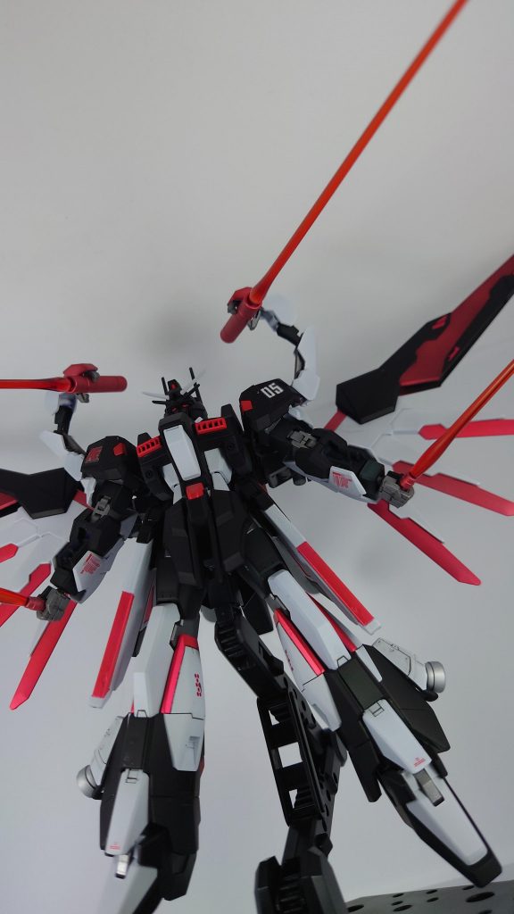 ここまで見ていただきありがとうございました。最初はスマートなZ系の顔が似合うガンプラを作るつもりが、めちゃくちゃ威圧感のあるラスボスガンプラみたいなのが出来上がりました。