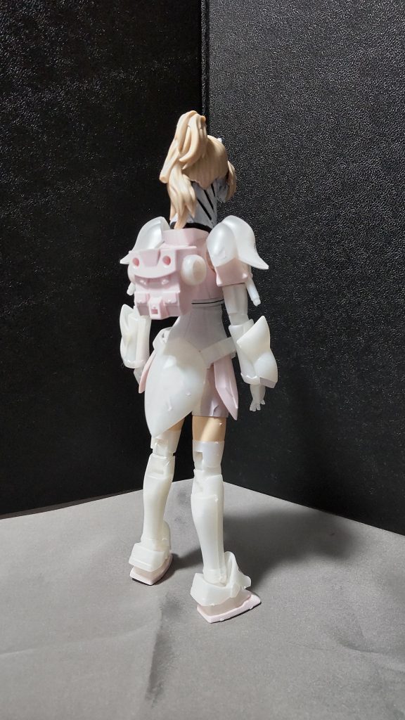 因みに…このすーぱーふみななんですが、バックパックが微妙に重いせいで、スタンド無しでの自立が少し難しいという難点があります。※バックパックを取外せば問題無いですが