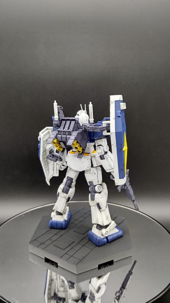 台座中央の長方形部分は取り外してアクションベースの支柱を取り付けられます。