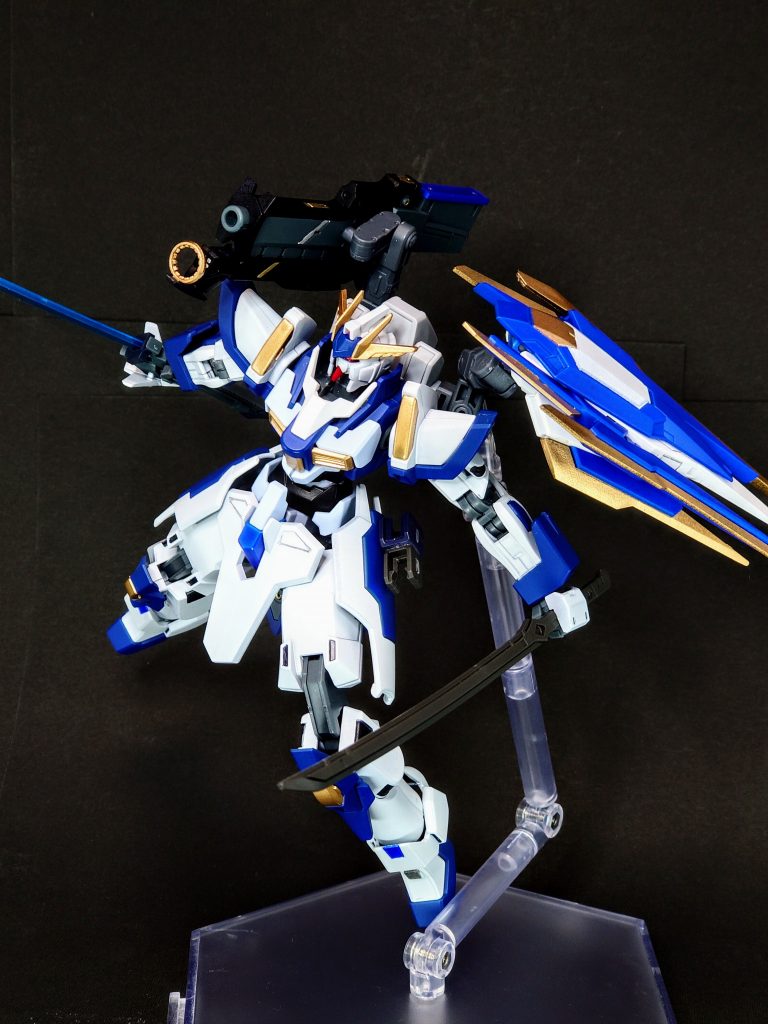 主武装はビームソード、太刀、腕部ビームサーベル、ビームキャノン、ソードビット。