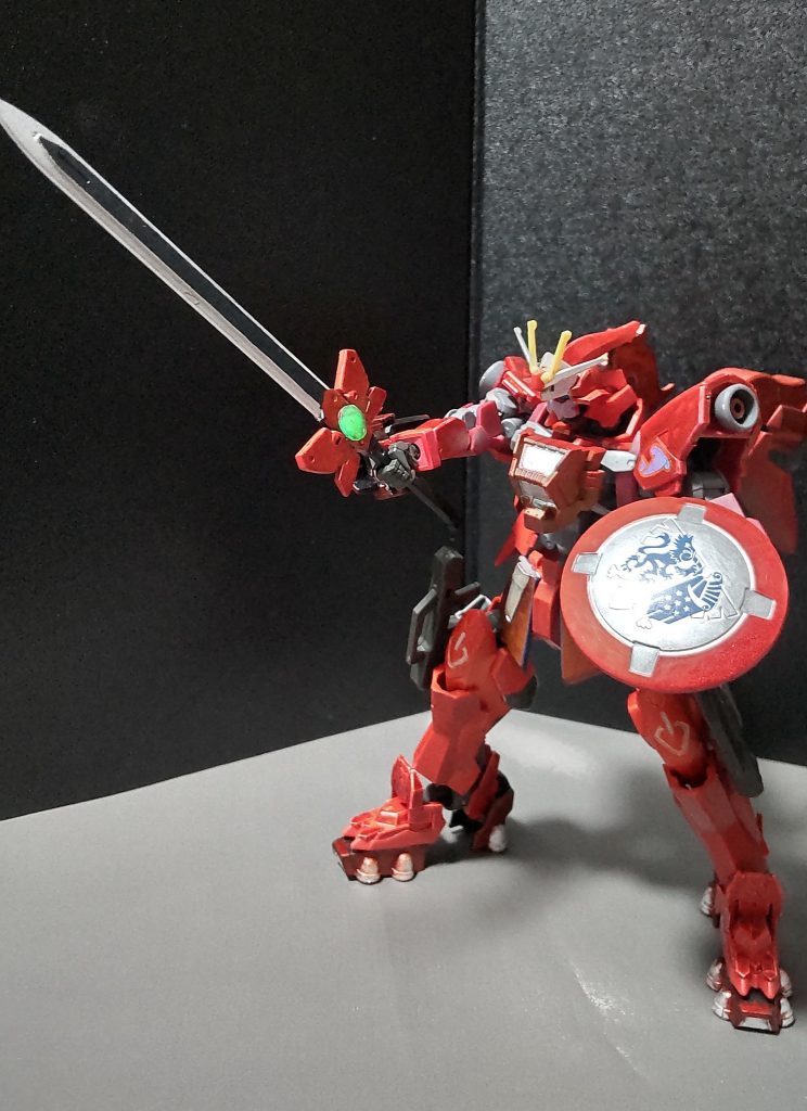 ○ナイトソードmk2グレイズ達が使用しているのと似ているが、使われている材質が違い切れ味も耐久性も高くなっている。○シールド左腕に装着している小型の盾で、攻撃を防ぐだけでなく、ちょっとしたギミックもあったりする