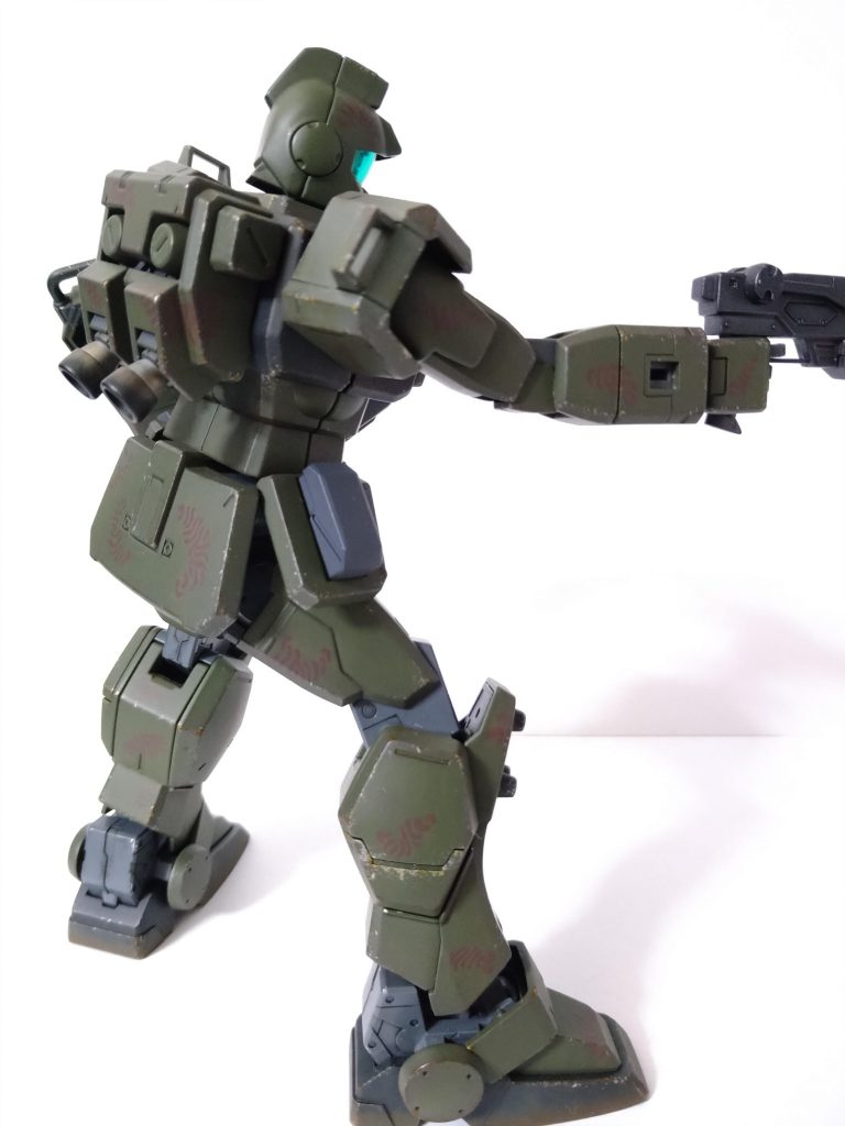 射撃シーン横から。機体フォルムはジオンと比べると平面が多く、お絵描きは非常に楽でした。