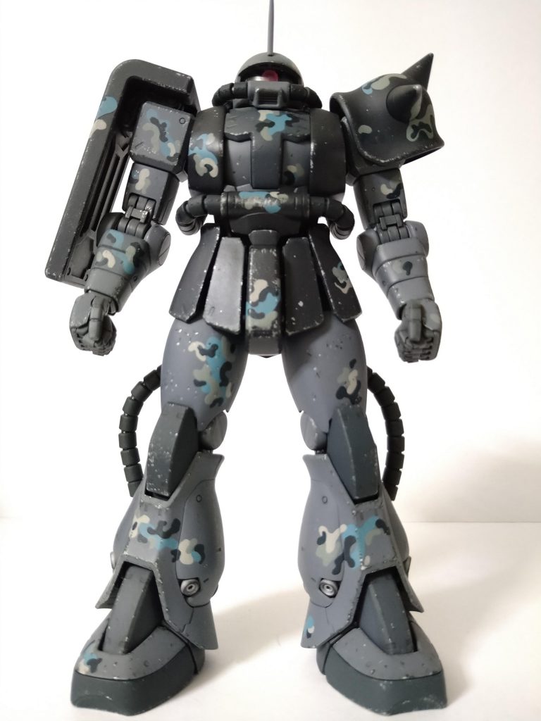 前。塗装ですが、ベース色はNATOブラックとMSグレージオン系、挿し色にガンシップグレイです。柄部分は月面とかの岩に対応すべくグレー系4色を絡ませました。