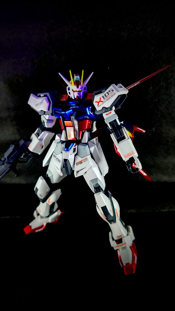 わかりづらいですが、ブラックライトで眼が光ります。