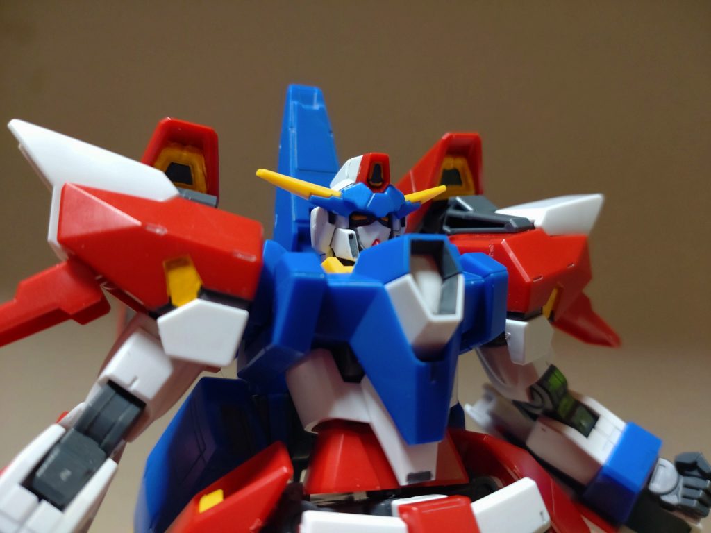 今回作ったオービタルがフラットたる由縁センサー類をイエローに変更してるっス。本編後に再建造されたというイメージで作ったので、トライエイジガンダムとかのコトを色々考えたりすると、AGEシステムはないかなって。1フラットやダークハウンドには胸のAパーツにカバーパーツが取り付けられてたので、こちらも簡単に