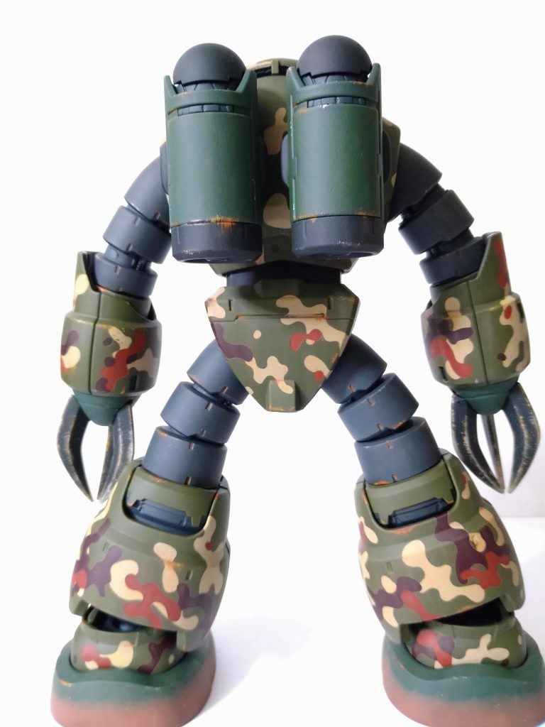 後。靴・手首・バックパックは暗緑色。以前の使い残しを上手く使えました!(缶スプレー派の悲哀です。)迷彩は、ベースがオリーブドラブ2、あとは、木甲板色、マルーン、艦底色、合計4色。でも4色は欲張りでしたね。マスキングシールの技法は【重ね塗り】なので塗膜はとんでもない厚さになり、剥がした跡の段差がどエラい事に。。。まあ、いいや。。。ちなみに靴からヒザまではマルーンと艦底色を多めにしてグラデーションも狙ってます。