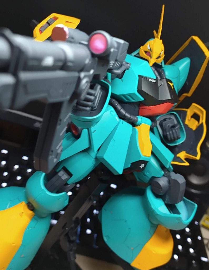 ドーガ系はスラっとした機体が多いイメージですが、ヤクトドーガはけっこうずんぐりむっくりな機体です。特に足周りはかなり大きく、ポーズとらせても落ちてしまいます。