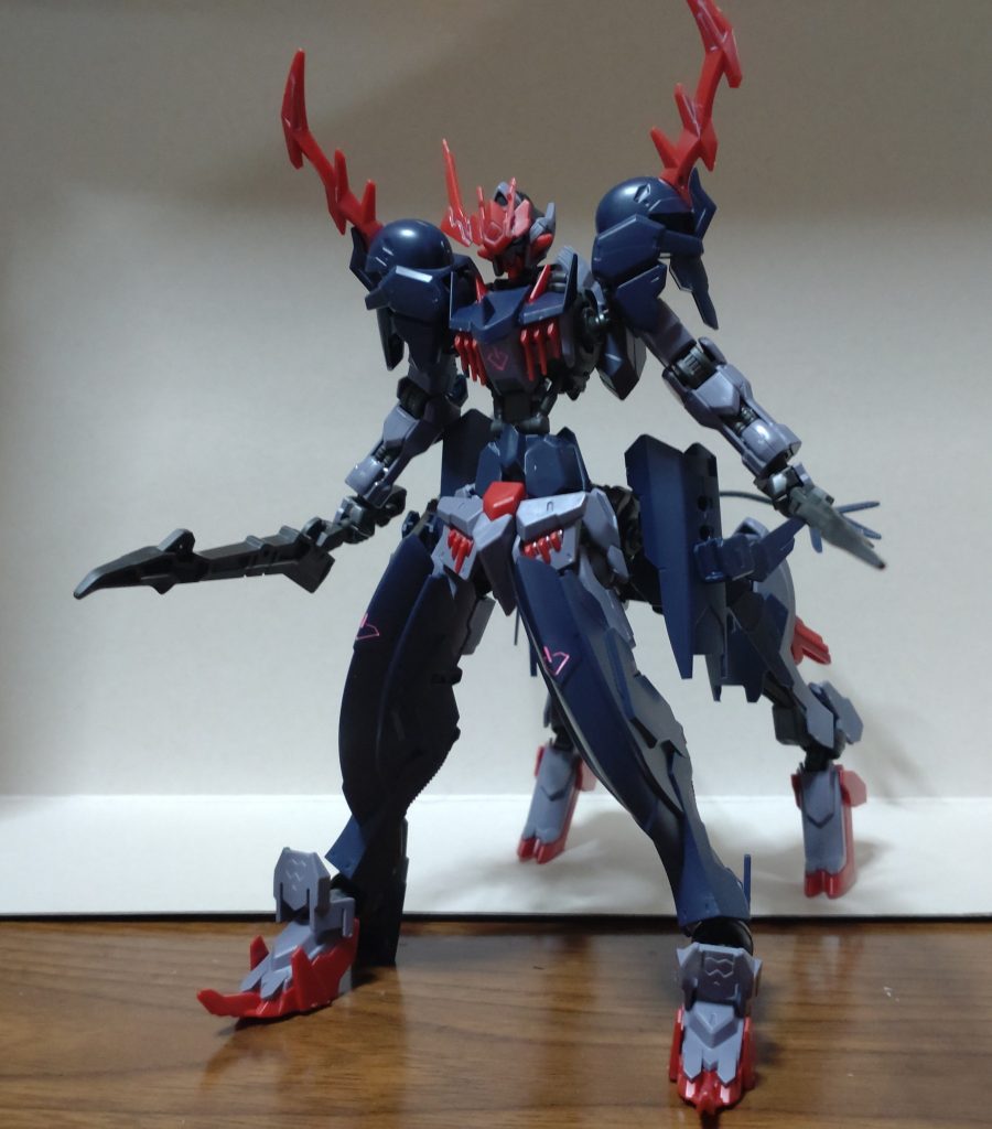 ・ガンダムバルバタウロスなんとか買えました……ものすごくギリギリで… 四脚ということで、安定はしてるんスけど、足裏をキレイに接地させるのはちょい疲れるっス…また、胴体と腰を接続するボールジョイントは相変わらず若干緩めで……後ろ脚とかそれが原因でぐらつくこともあるっス