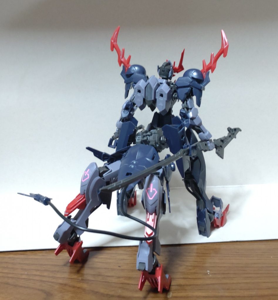 ・背面テイルブレードはそこそこ長め。後ろ脚とその胴体は腰に接続っス