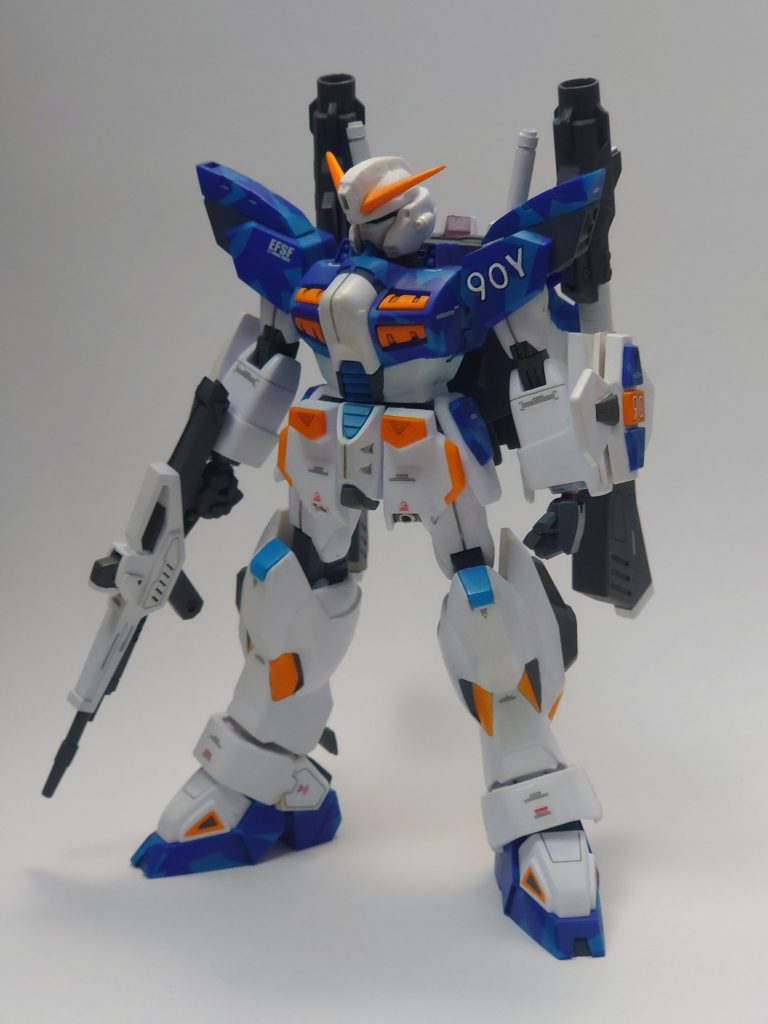 シルエットフォーミュラシリーズ最後の商品となった本機、発売当時は子供心に「ダセエな…」と思って買いませんでした。しかし、昨今耳にしない日は無いクラスターという言葉に私の心は苛まれる。ああ、クラスターガンダムがいわれなき中傷を受けている。ならばせめて私だけでも、子供時代にダセエと思ってしまったその贖罪の意味も込めて、かのキットを救わなければ…。かくして、私とクラスターガンダムの戦いが始まったのです。