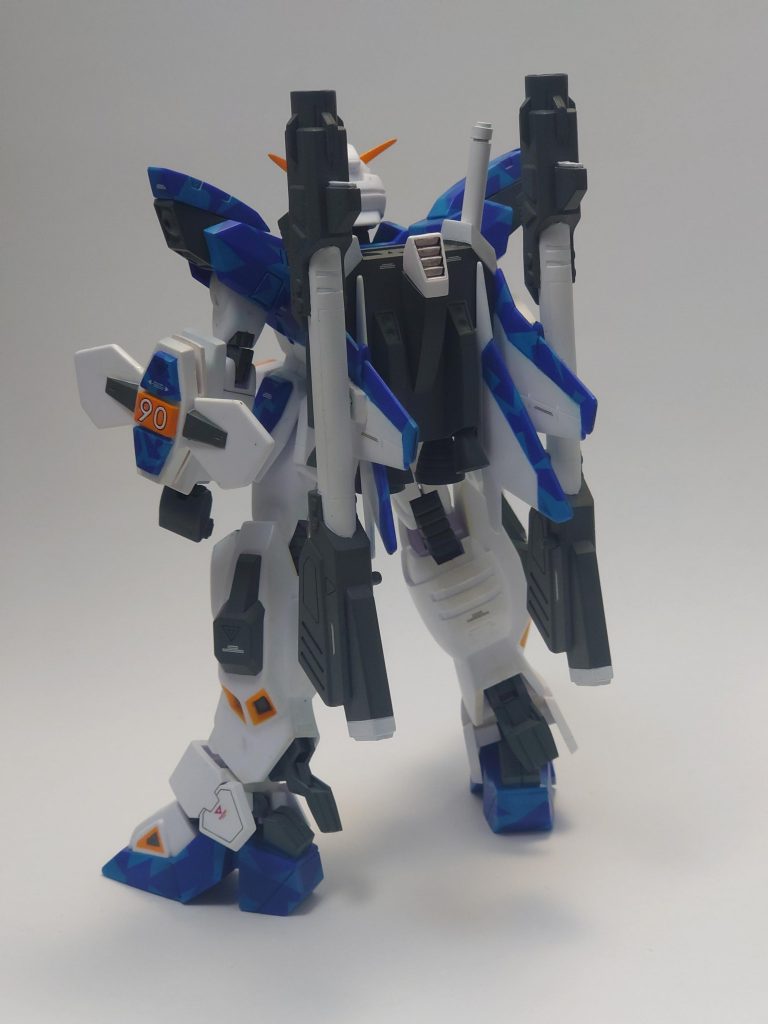 しかし作ってみるとダサイものはダサイ。ここは思い切ったシルエットの変更をしようということで、ビームバズーカをコアファイターにマウント出来るようにしました。ヴェスバーっぽくしたいなら銃口は下向きじゃない?と思われるかも知れませんが目指したのは大将軍なのでこれで良いのです。大目牙砲なのです。ビームシールドも手持ちから腕のハードポイントに直結させています。