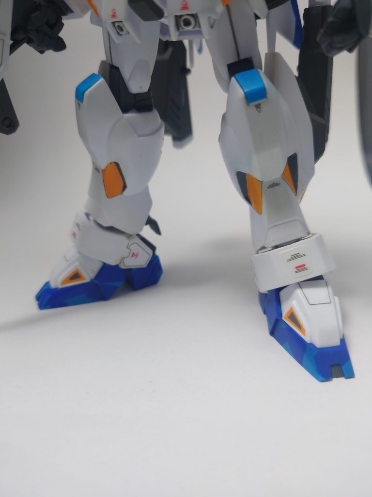 キットのままだとアンクルガードがスネと一体化しているのでここは別パーツ化させておきましょう。こういう所が違和感の出所になっているのです。