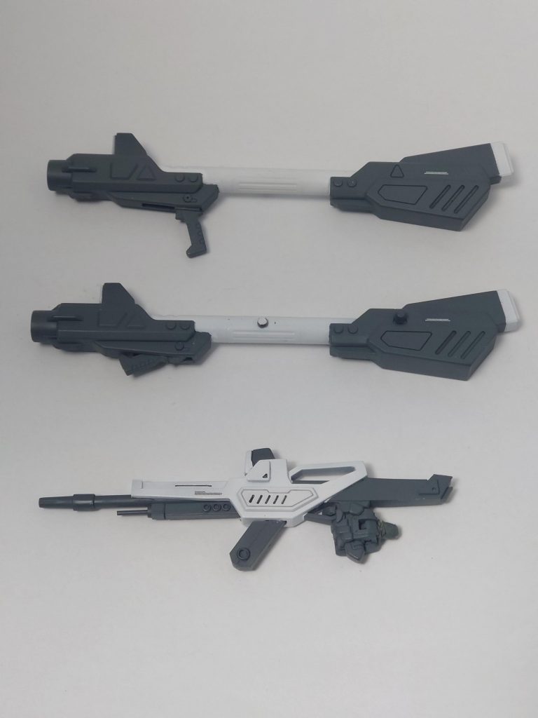 武器類、ビームバズーカはグリップを可動式に改造、ビームライフルはほぼ別物になってしまいました。手首は昔のガレージキットのようにグリップと一体化しています。