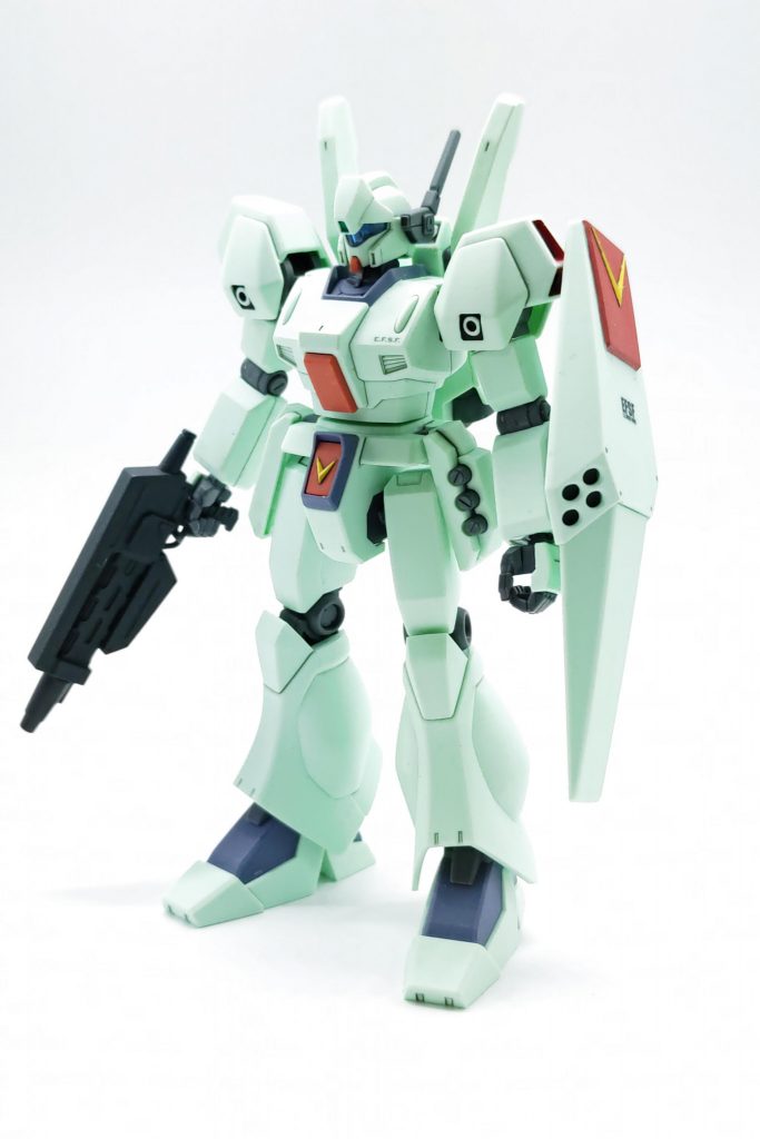 シールドの識別マーク,、ビームライフル、各部センサーを塗装し、つや消しを吹いて仕上げました。サムネのジェガン(一般販売)にランナーを追加したキットのため、ビームライフルも付いてきます。