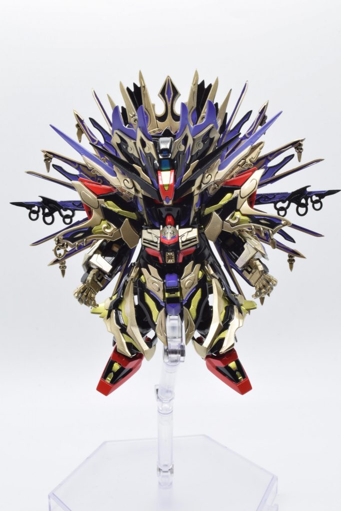 手足と・胴体の延長とバックパックの位置を上にずらし、シルエットを変えました。バックパックの上部は正面側の肉抜きが目立つため、ニコイチにしてディテールを出しています。