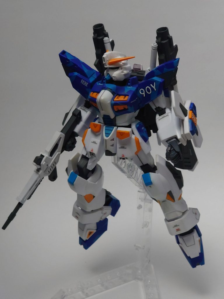 他にもウマ面フェイスの改修などを行っています。塗装は赤を廃してコバルトブルーとスカイブルーのスプリット迷彩風にして、彩度を寄せるためグレーは薄目にしています。あとは適度にデカールを貼って我々の戦いは一応の決着をみました。さあ、感染のない世を目指して翔べ、クラスター!…クラスターが翔んで拡がったらまずくない?