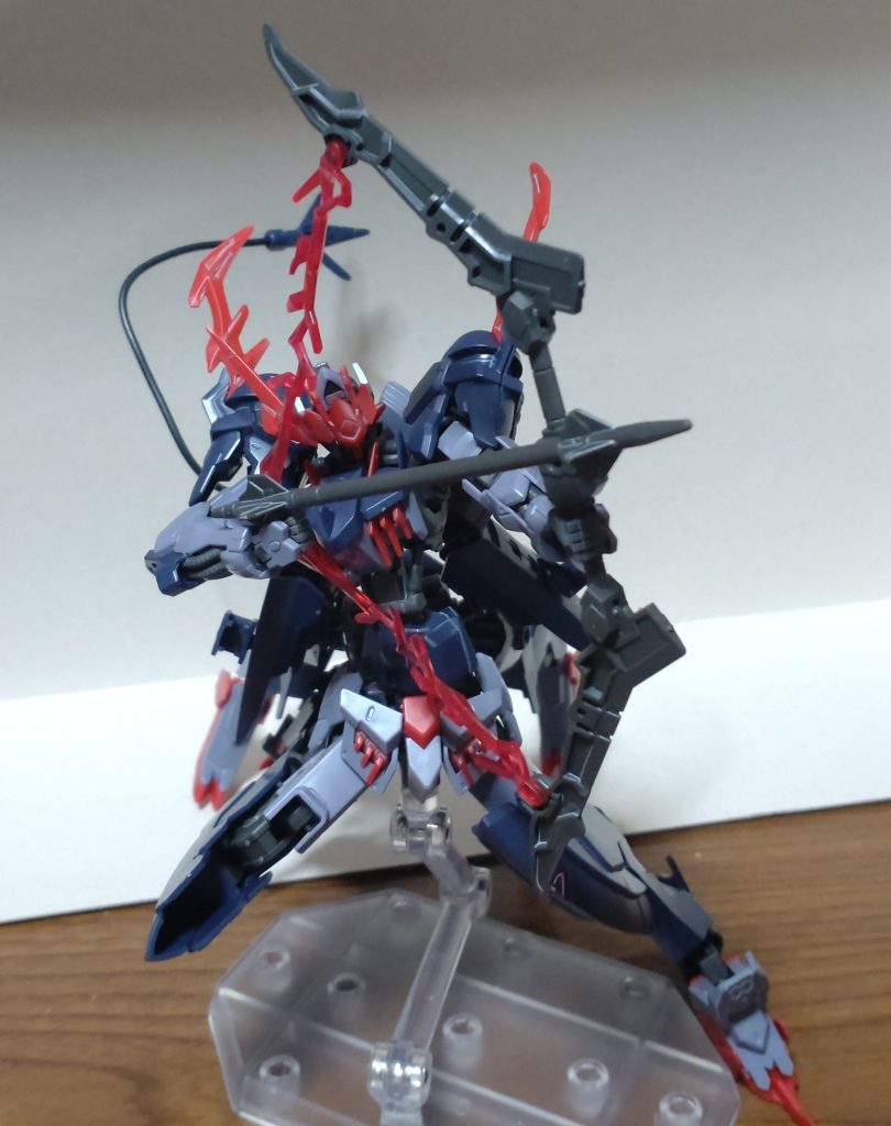 ・ラウズダインスレイヴツインブレードを連結して弓へ!…………矢はどこから取り出したんだろ…?本キットの目玉っスね。矢はエフェクトやツインブレードに固定されてる感じでなく、ただ添えてる感じっス