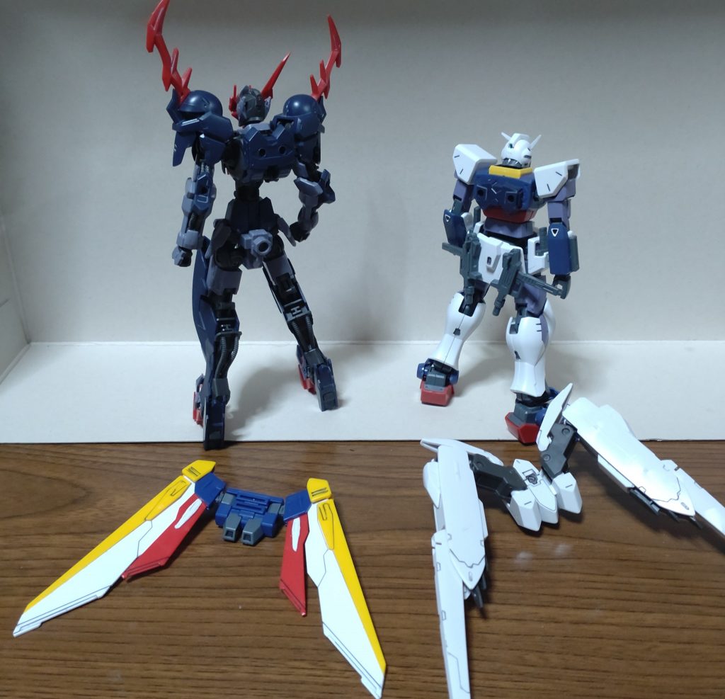 ・背部接続パーツこのパーツを使うことで、ガンダムフレームにAGP規格の2軸バックパックを、通常のHGキットにガンダムフレーム規格の2軸バックパックの取り付けが出来るっス