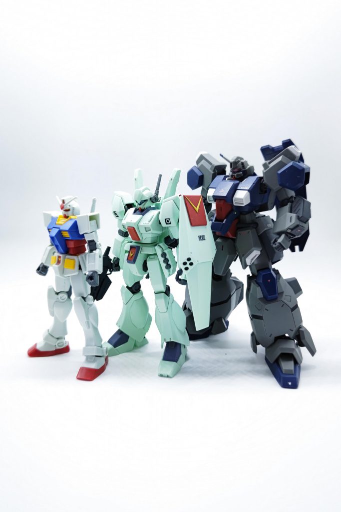 サイズ比較(EGガンダム、HGUCグスタフ・カール[UCVer.])バランスがいいので、大きさを感じさせないが並べると一目瞭然。相変わらず、グスタフ・カールはデカい。