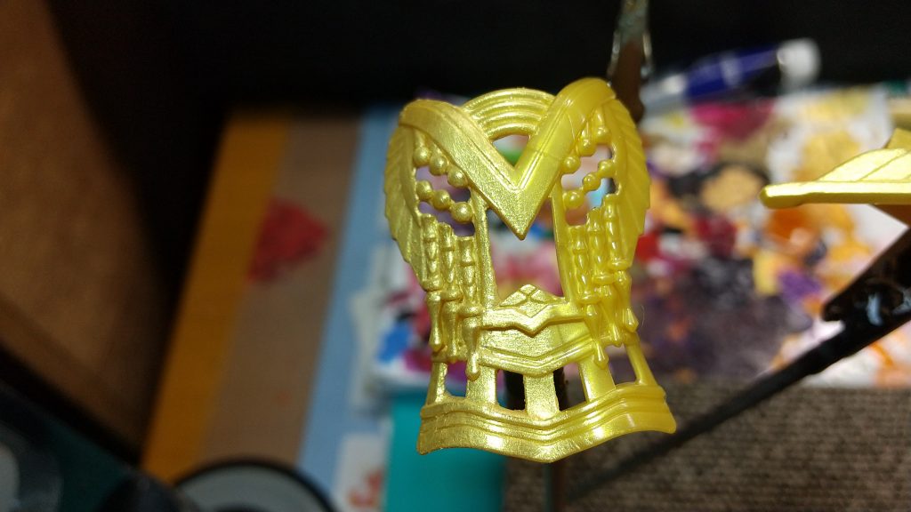 メインをアクリル絵の具で塗ってみたんですけど、凄く塗りにくい。ただ、匂いがないのと、手などに着いても問題ないというのが良いですね。今回はホルベインのアクリリック【ヘビーボディ】で塗りましたが、ターナーのアクリルガッシュでなら隠蔽力があり、もう少し塗りやすいです。